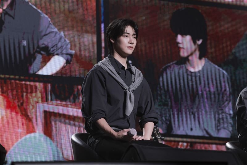 李承協深情詮釋個人單曲〈Last Spring〉,以溫柔嗓音與細膩情感,展現成熟又沉穩的舞台魅力。(圖/SHOWOFFICE提供)