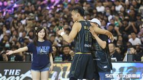 林志傑引退賽G2，富邦勇士邀請林志傑父親開球。（圖／記者劉彥池攝影）