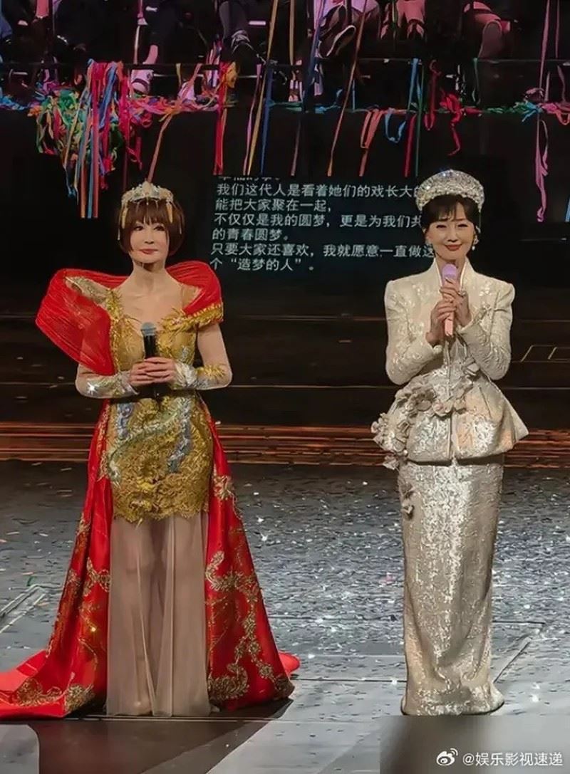 潘迎紫與趙雅芝同框。（圖／翻攝自微博）