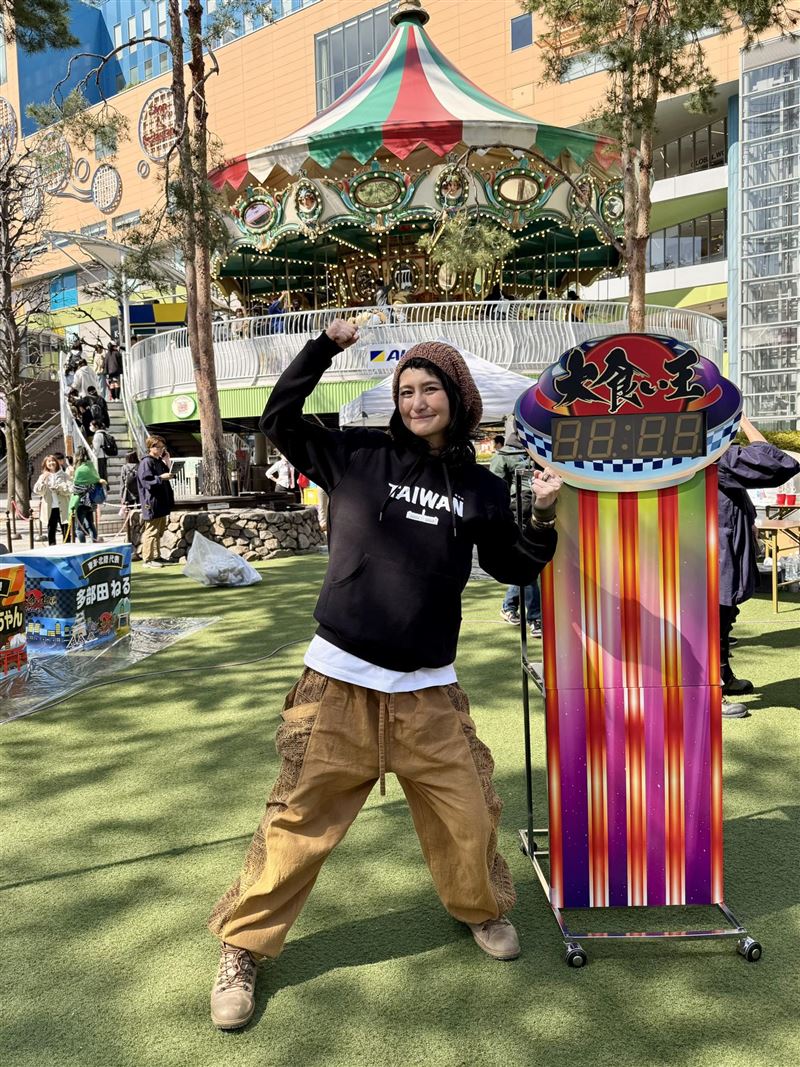 台日友好最強應援！「大胃王女神」Angela佐藤出戰2026決賽，穿賴清德贈衣求好兆頭。（圖／翻攝自アンジェラ佐藤-砂糖臉書）