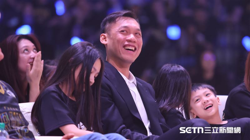 林志傑引退儀式,富邦金控董事長蔡明興致詞,林志傑坐在場邊笑了。(圖/記者劉彥池攝影)