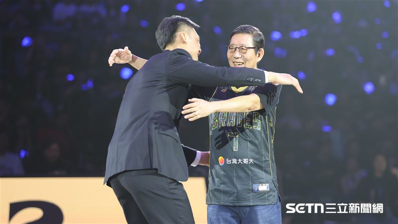林志傑引退儀式，富邦金控董事長蔡明興和林志傑擁抱、合影。（圖／記者劉彥池攝影）