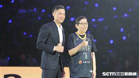 林志傑引退儀式，富邦金控董事長蔡明興和林志傑擁抱、合影。（圖／記者劉彥池攝影）