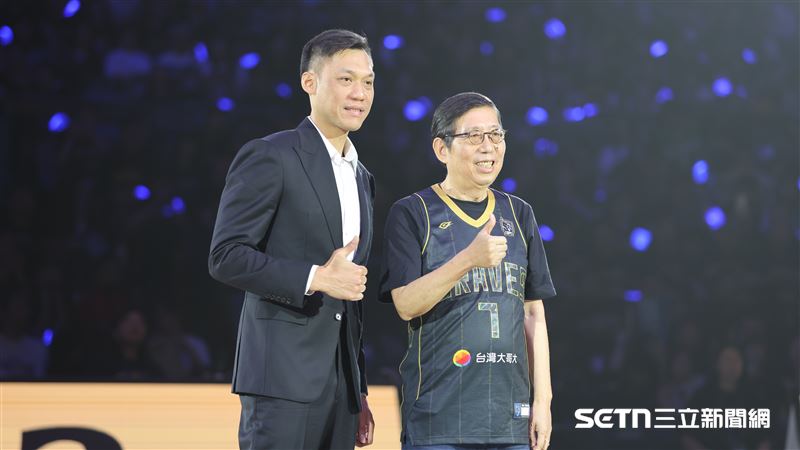 林志傑引退儀式,富邦金控董事長蔡明興和林志傑擁抱、合影。(圖/記者劉彥池攝影)