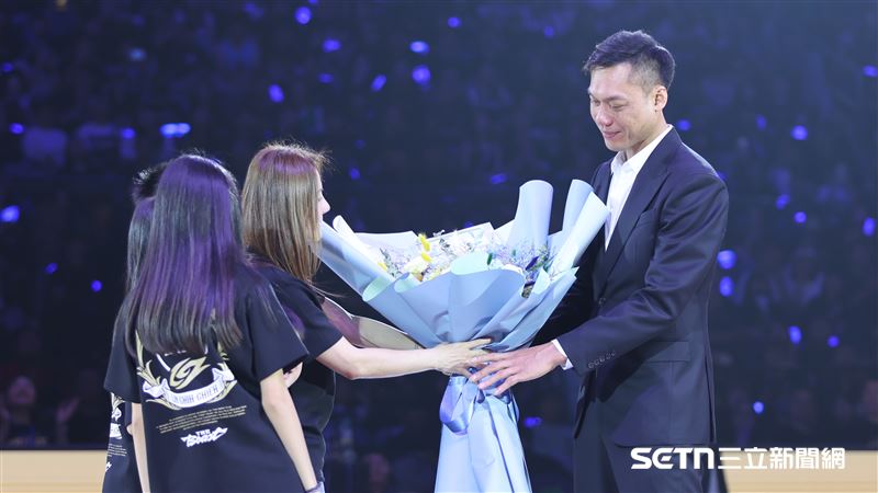 林志傑引退儀式,林志傑家人獻花。(圖/記者劉彥池攝影)