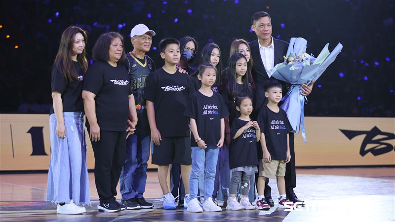 林志傑引退儀式,林志傑和父母、家人、親友合影。(圖/記者劉彥池攝影)