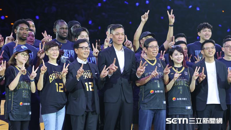 林志傑引退儀式,林志傑和富邦勇士隊友合影。(圖/記者劉彥池攝影)