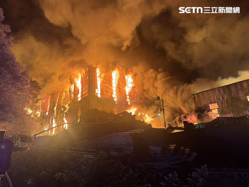 新北五股舊衣工廠大火狂燒,烈焰沖天「連棟鐵皮」全面燃燒。(圖/翻攝畫面)