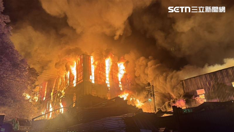 新/新北舊衣廠大火「連棟鐵皮」全面燃燒