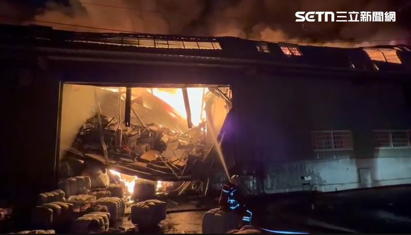 新北市消防局派遣人車到場,消防人員拉起水線灌救。(圖/翻攝畫面)