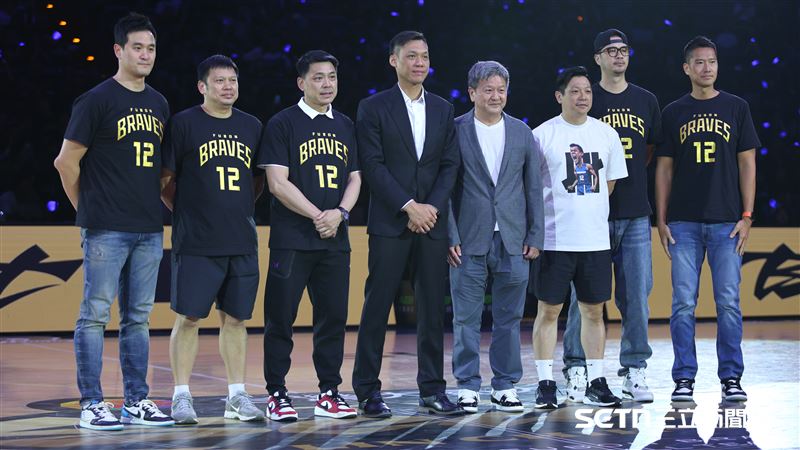 林志傑引退儀式,林志傑和台啤時期隊友合影。(圖/記者劉彥池攝影)