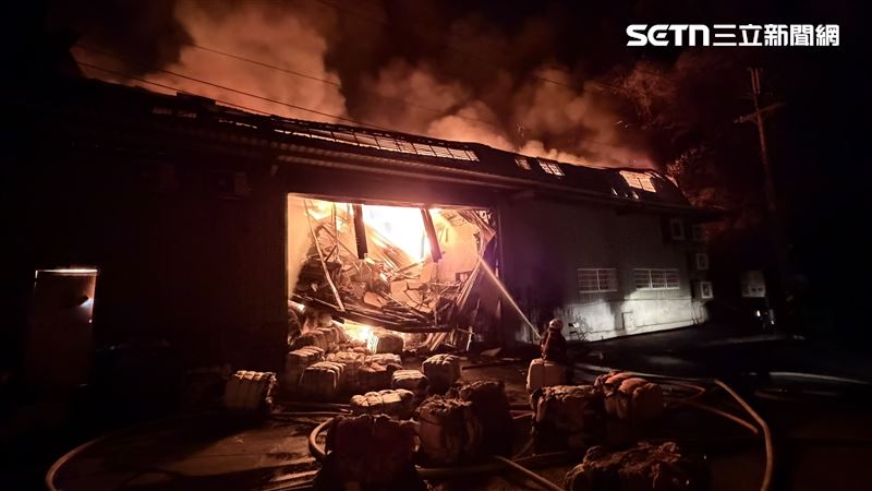 五股舊衣廠大火烈焰沖天,據了解,裡頭無人受困。(圖/翻攝畫面)