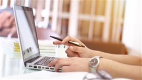 勞基法專家指出許多服務業不守法，濫用變形工時，已踩法律紅線。（示意圖，pixabay）