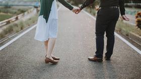 姐弟戀關係中，經濟與婚姻條件成為討論焦點。（示意圖／Pixabay）