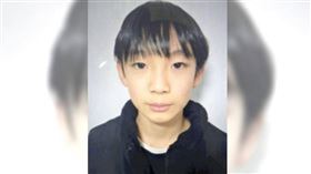 日本京都一名11歲男童安達結希在3月23日小學畢業典禮當天失蹤，至今已過21天，今（12）日警方找到疑似他失蹤當天穿的鞋子，搜索行動持續進行中。（圖／京都府警察本部）