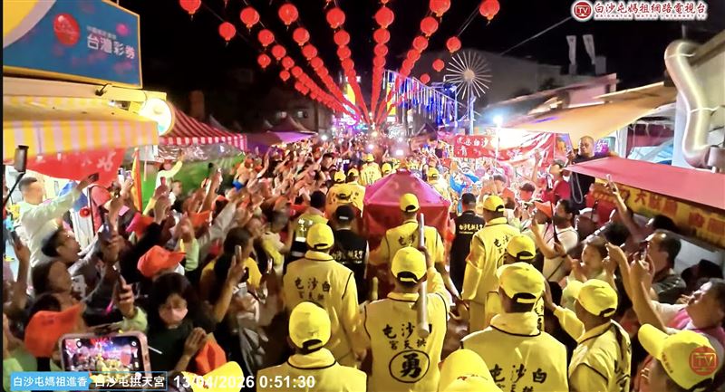 粉紅超跑正式出發,信眾大喊「媽祖,媽祖,我愛祢」。(圖/翻攝白沙屯媽祖網路電視台YT)