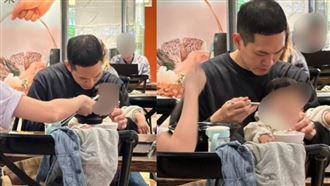 宇宙人當專業奶爸　邊吃邊餵小孩超熟練