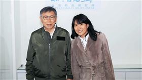 本刊掌握，柯文哲（左）及高層曾私下找了李貞秀（右）談及去留，未料李卻當面哭哭啼啼，稱自己有孩子要養，擔心未來生活費。（翻攝李貞秀臉書）