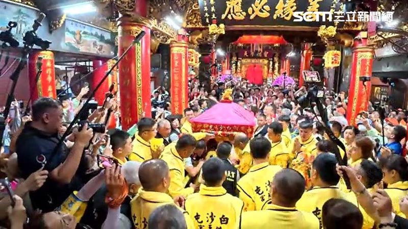 粉紅超跑出廟門!媽祖3姐妹率香燈腳出發