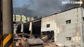 新北市五股區民義路二段舊衣回收工廠大火，警消歷經12小時灌救後撲滅火勢。（圖／翻攝畫面）