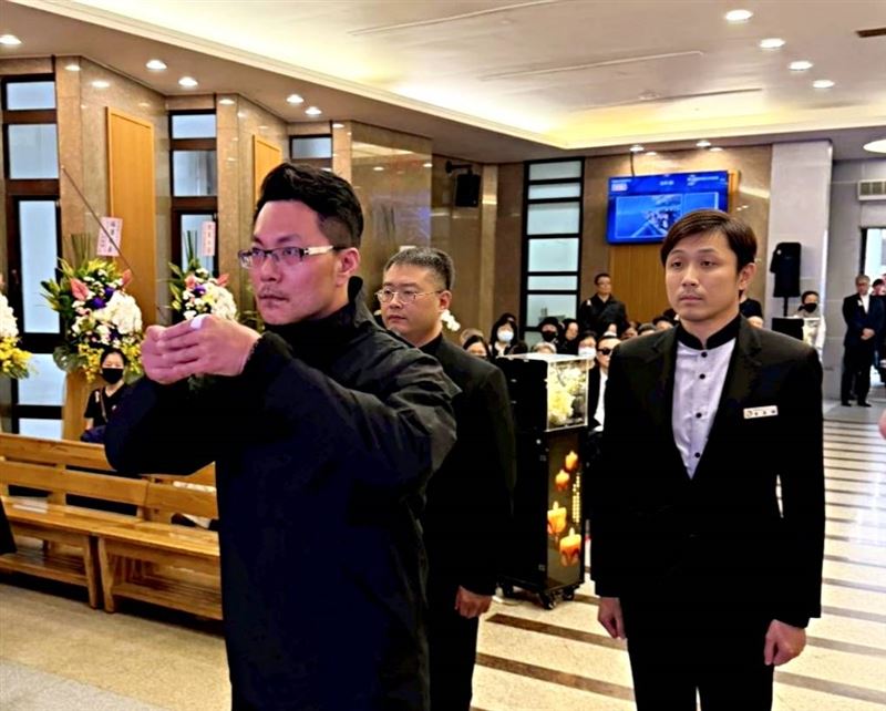 演員張泰宇（左）也從事殯葬業，並於陳王惠美女士告別式擔任主祭。（圖／本人提供）