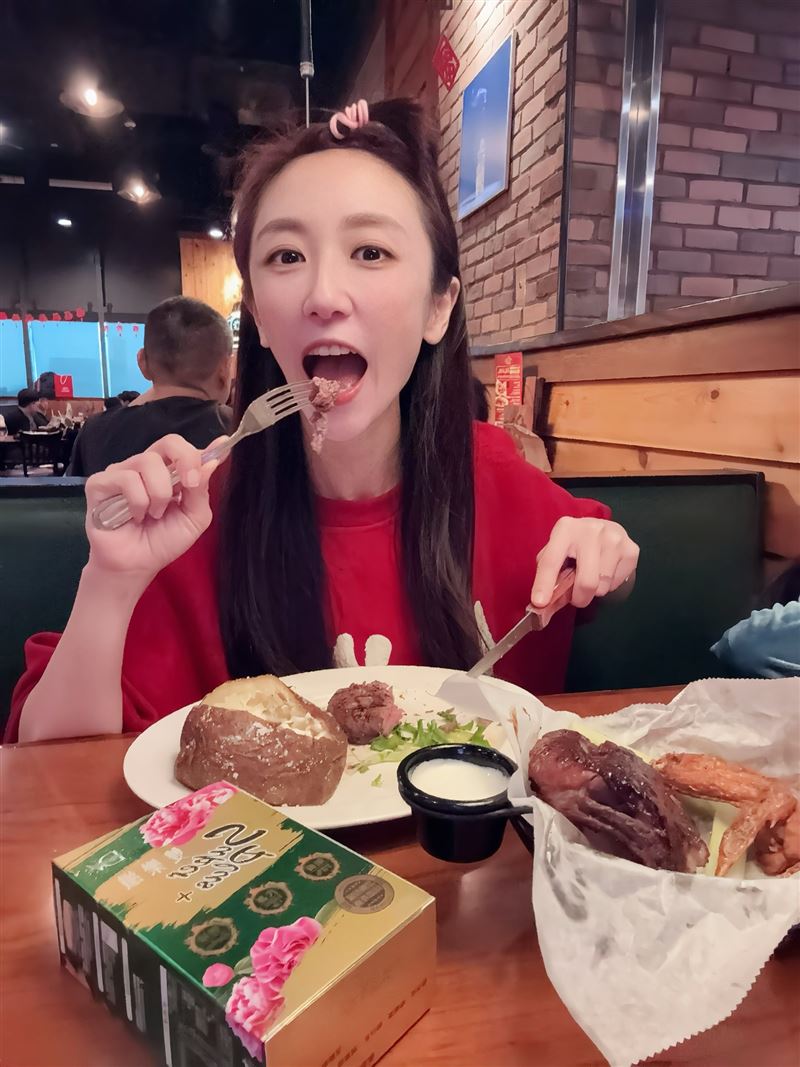 蔡允潔近日分享與老公的街頭對話,原本只是輕鬆閒聊,卻意外演變成「婚姻震撼教育」,讓蔡允潔當場語塞,也引發網友熱烈討論。(圖/翻攝自蔡允潔FB)