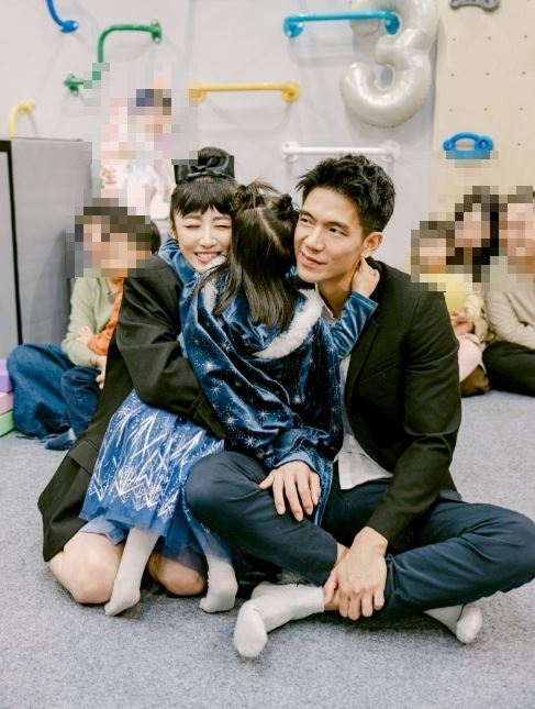 面對這番言論,蔡允潔(左)忍不住追問:「所以我現在變很醜嗎?」老公(右)則回應,隨著年紀增長與家庭狀態改變,「年紀有了,小孩也有了」,外貌自然會有所變化。(圖/翻攝自蔡允潔FB)