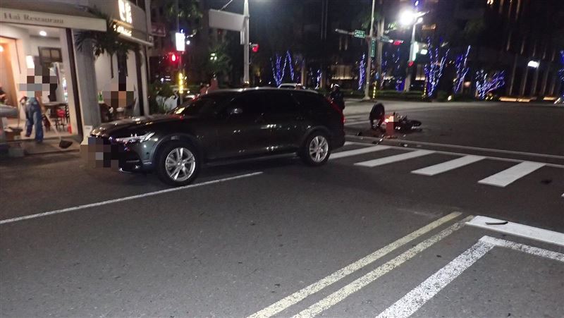 洪姓男子駕駛俗稱「瑞典坦克」的旅行車,在中山路準備右轉林森路時未注意車況當場撞上騎士。(圖/翻攝畫面)