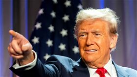 美國總統川普突下令封鎖荷莫茲海峽，再引發能源市場震撼，國際油價反彈逾8%，重新突破100美元關卡。（圖／翻攝自X平台 @A_K_Mandhan）