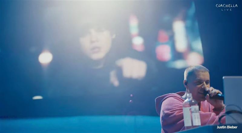 小賈斯汀突然放自己過去YouTube與過去的自己對唱。(圖/翻攝自YouTube@Coachella)