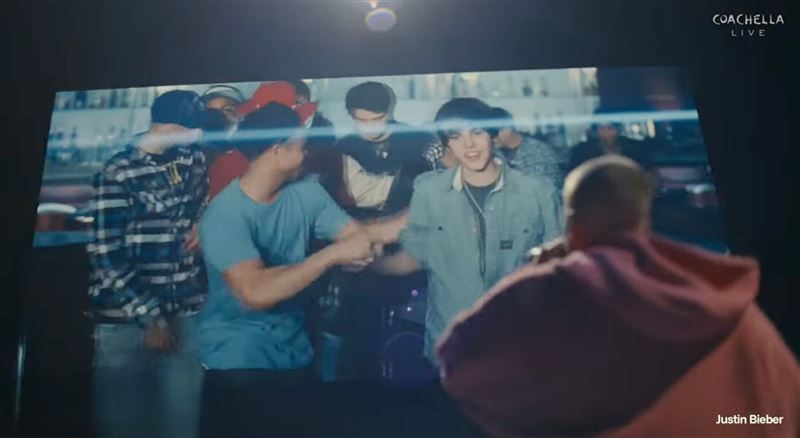 小賈斯汀與稚嫩的自己對唱成名曲〈Baby〉掀起回憶殺。(圖/翻攝自YouTube@Coachella)