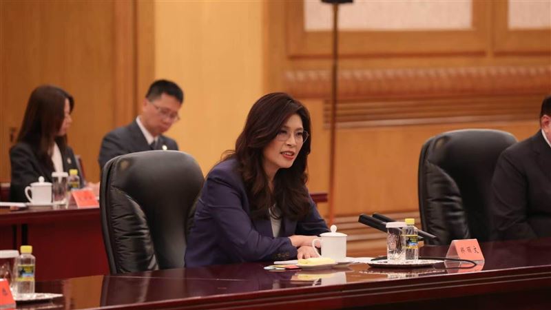 跨越紅線政治雙簧:評鄭麗文訪中法理崩壞