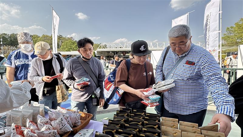 嘉義優鮮攻進日本職棒！翁章梁擔任開球嘉賓，精準行銷日本市場。（圖／嘉義縣政府提供）