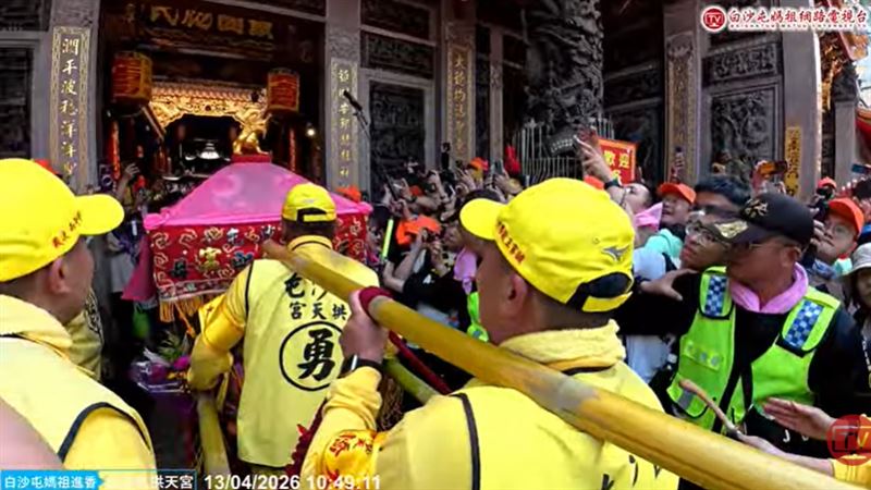 歷史上首次「四媽會」，現場湧入數十萬信眾擠到水洩不通。(圖／翻攝自白沙屯媽祖網路電視台YT)