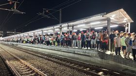 深夜臺鐵白沙屯站人潮疏運站不留人。（圖／交通部提供） 