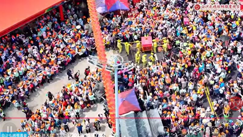 白沙屯媽祖在大甲鎮瀾宮停駕，現場信徒擠爆萬頭鑽動。(圖／翻攝自白沙屯媽祖網路電視台YT)