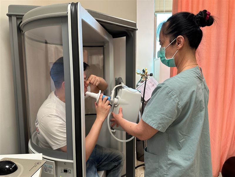 醫師提醒，民眾如咳嗽反覆發作或活動時容易喘，可能是肺功能下降的警訊，建議及早就醫評估，必要時接受肺功能檢查。（示意圖／恩主公醫院提供）