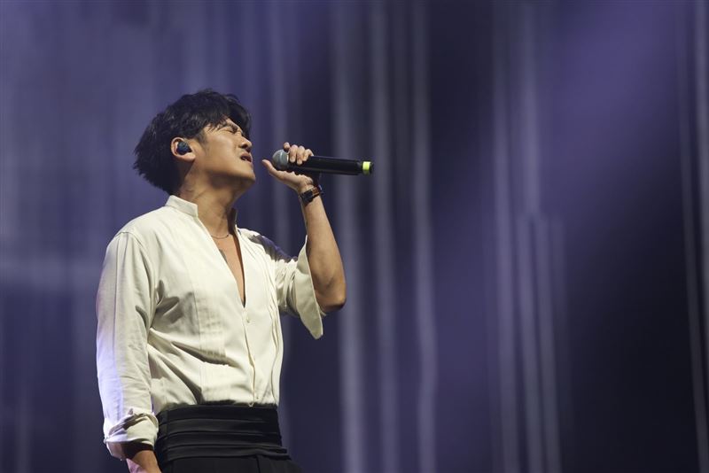 曹格深情演唱,忍不住落淚。(圖/滾石唱片提供)