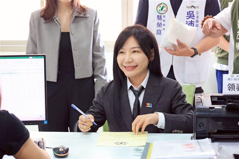 民進黨立委吳沛憶今（13）日登記首日前往民進黨台北市黨部領表登記參選。(圖／吳沛憶辦公室提供）
