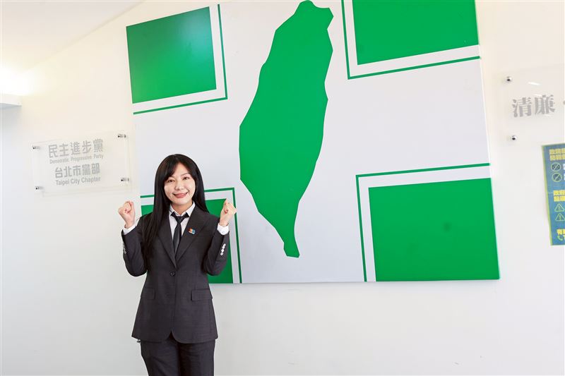 民進黨立委吳沛憶今（13）日登記首日前往民進黨台北市黨部領表登記參選。(圖／吳沛憶辦公室提供）