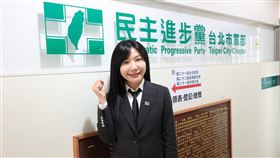 民進黨立委吳沛憶今（13）日登記首日前往民進黨台北市黨部領表登記參選。(圖／吳沛憶辦公室提供）