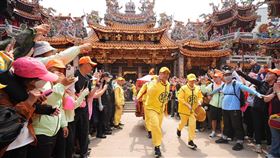 太想跟大甲媽見面，白沙屯媽祖，鑾轎，粉紅超跑，直衝甩尾，轎夫被甩出去，鎮瀾宮（圖／白沙屯拱天宮提供）