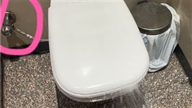 一名網友在埃及機場廁所誤踩「藍色按鈕」，下秒被慘遭水柱噴濕。（圖／翻攝自小紅書）