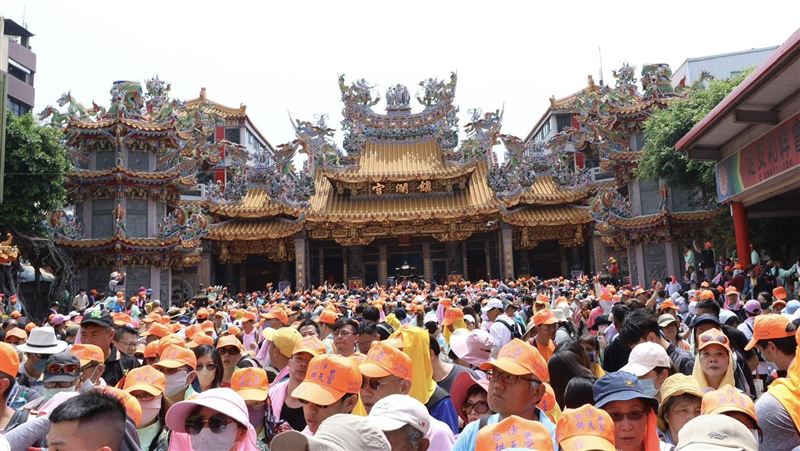 直擊/白沙屯媽鎮瀾宮前鑽轎祈福!人潮爆