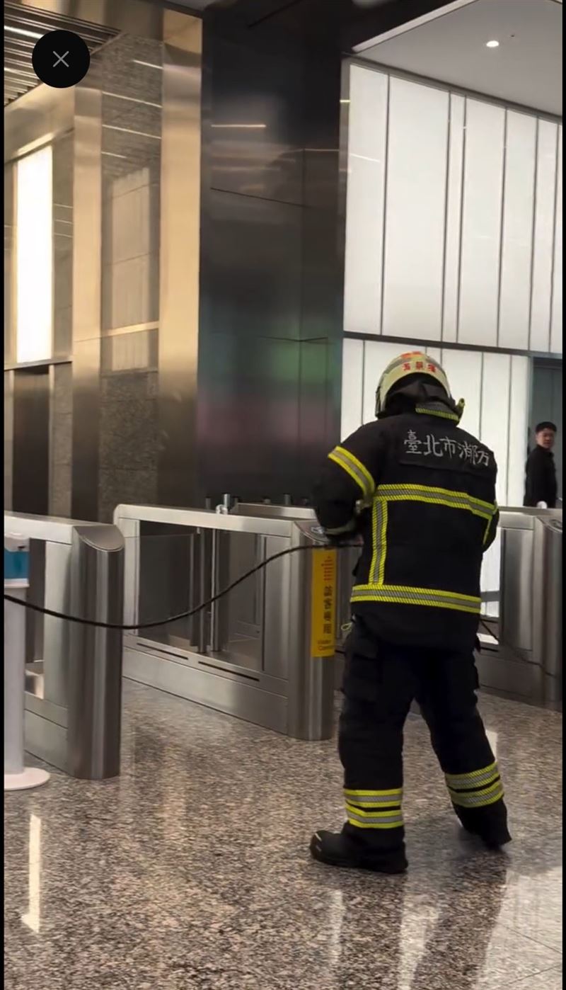 饗饗微風信義店發生火警。(圖/翻攝自Threads @iny2012)