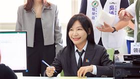 民進黨立委吳沛憶今（13）日登記首日前往民進黨台北市黨部領表登記參選。(圖／吳沛憶辦公室提供）