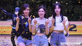 林志傑引退儀式，Fubon Angels韓籍3本柱李雅英、南珉貞、李晧禎合影。（圖／記者劉彥池攝影）