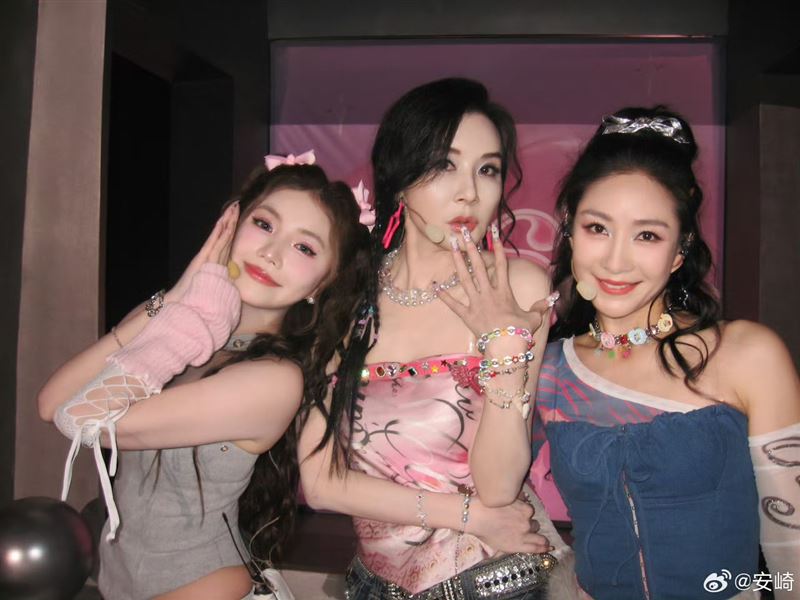 在最新一集中與隊員陶昕然（右）、安崎（左）一同等待評分結果。面對「若比賽失利該如何」的提問，蕭薔（中）毫不猶豫回應：「我走啊」。（圖／翻攝自安崎微博）