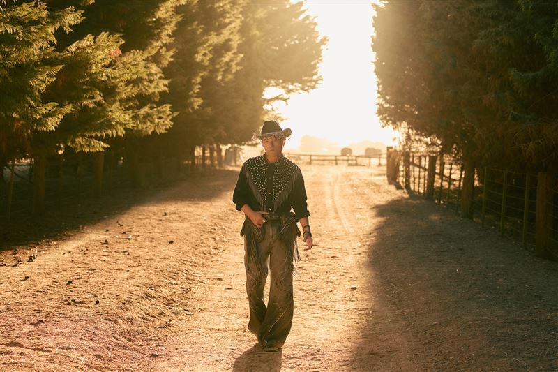 周杰倫〈鄉間的路〉詞曲與MV相互呼應。（圖／杰威爾音樂提供）