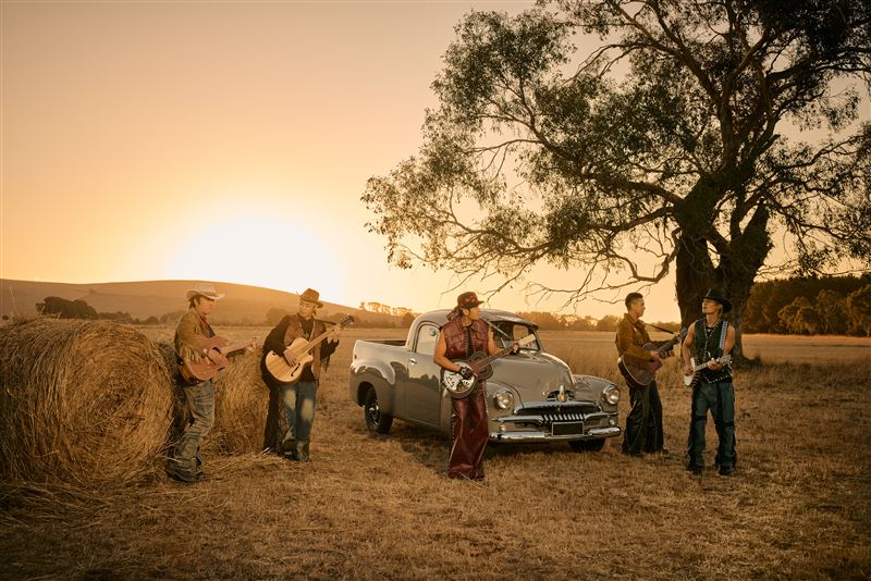 周杰倫〈鄉間的路〉MV造型充滿鄉村牛仔元素。（圖／杰威爾音樂提供）